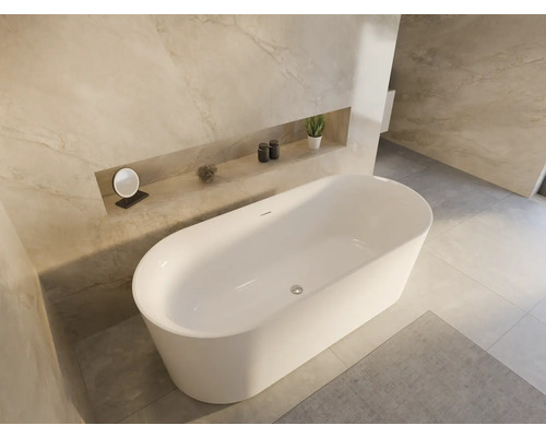 Freistehende Badewanne in einem Badezimmer mit Regalen