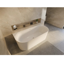 Freistehende Badewanne in einem Badezimmer mit Fliesen.