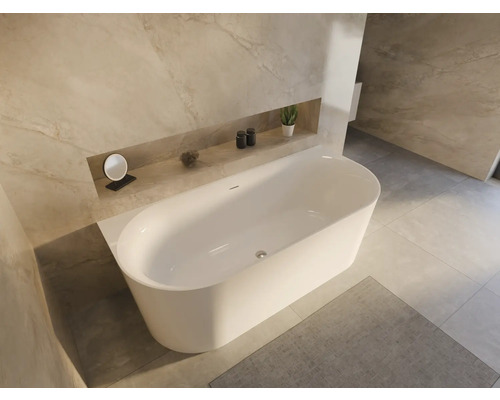 Freistehende Badewanne in einem Badezimmer mit Fliesen.