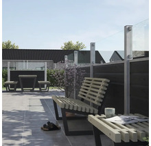 Garten mit Sichtschutzzaun aus Holz und Glas, Sitzgruppe aus Holz
