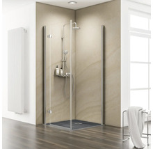 Duschkabine mit Glaswänden und Duscharmatur in hellem Badezimmer