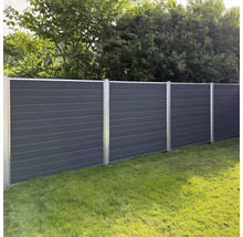 Gartenzaun aus Holz und Metallpfosten