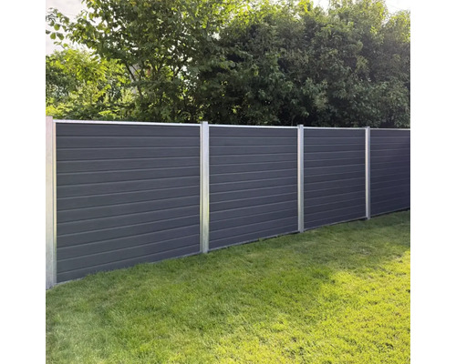 Gartenzaun aus Holz und Metallpfosten
