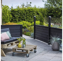 Terrasse mit Holzmöbeln und Sichtschutzzaun für den Außenbereich