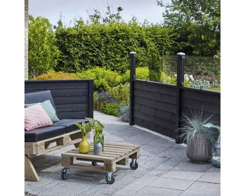 Terrasse mit Holzmöbeln und Sichtschutzzaun für den Außenbereich