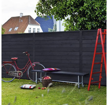 Szene mit Holzzaun, Bank, Fahrrad und Leiter im Garten
