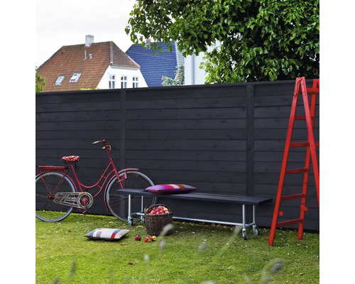 Szene mit Holzzaun, Bank, Fahrrad und Leiter im Garten