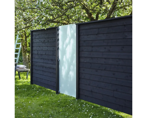 Holzzaun mit Glaselement in einem Garten