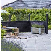 Terrassenszene mit Holzzaun, Glaselementen, Pflanzkasten und Sitzbank für den Aussenbereich.