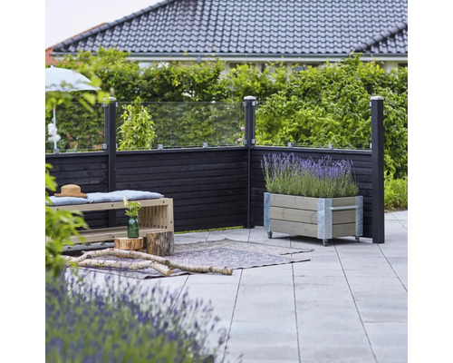 Terrassenszene mit Holzzaun, Glaselementen, Pflanzkasten und Sitzbank für den Aussenbereich.