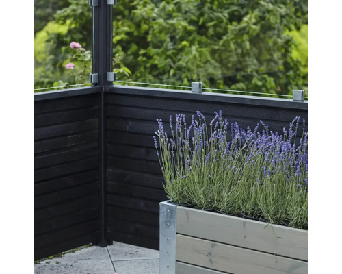 Sichtschutzwand und Pflanzkasten mit Lavendel auf einer Terrasse