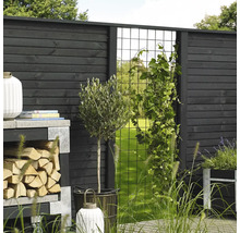 Gartenansicht mit Holzzaun, Kletterhilfe und Bepflanzung für einen natürlichen Look