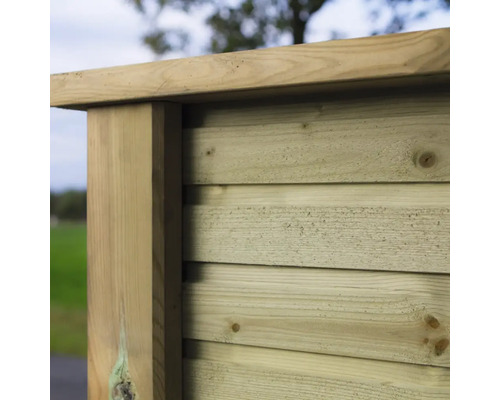 Detailansicht einer Holzkonstruktion mit horizontalen Brettern