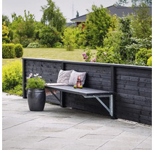 Garten Szene mit Holzbank an Holzzaun, Dekokissen, Getränk und Pflanztopf.