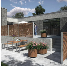 Terrasse mit Holzelementen, Pflanzkästen und Sitzgruppe vor einem modernen Haus