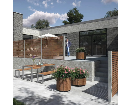 Terrasse mit Holzelementen, Pflanzkästen und Sitzgruppe vor einem modernen Haus