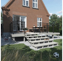 Terrasse mit Treppe, Geländer und Sitzgruppe an einem Wohnhaus