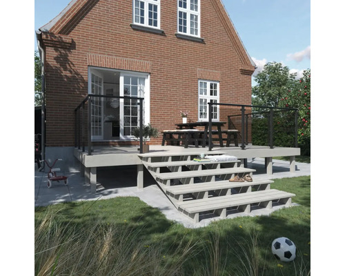 Terrasse mit Treppe, Geländer und Sitzgruppe an einem Wohnhaus