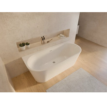 Modernes Badezimmer mit freistehender Badewanne, Ablageflächen und Holzboden