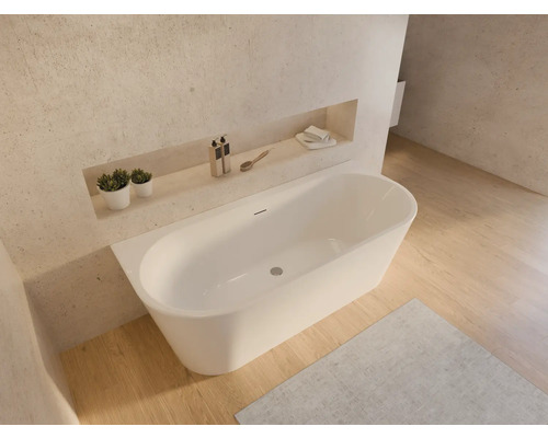 Modernes Badezimmer mit freistehender Badewanne, Ablageflächen und Holzboden