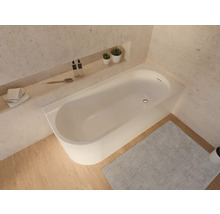 Eingebaute Badewanne in einem hellen Badezimmer mit Badematte