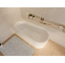 Aufsicht auf ein Badezimmer mit Badewanne, Badematte und Ablagefläche