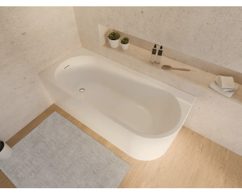 Aufsicht auf ein Badezimmer mit Badewanne, Badematte und Ablagefläche