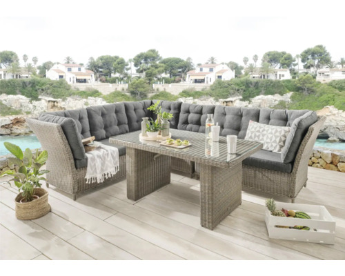 Loungegruppe Destiny PALMA DE LUXE mit Tisch 140x80x67cm, vintage grau Szene mit einer grauen Gartenloungegruppe mit Tisch und dekorativen Elementen im Freien
