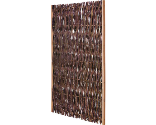 Sichtschutzzaun aus Weide mit Holzrahmen