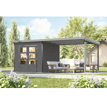 Garten Szene mit grauem Gartenhaus und überdachter Terrasse mit Gartenmöbeln.