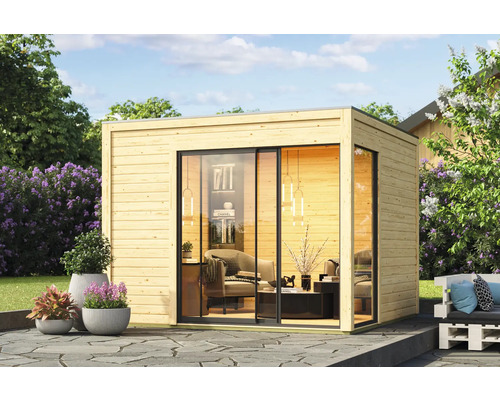 Modernes Gartenhaus mit Schiebetür und Fenstern auf gepflastertem Boden