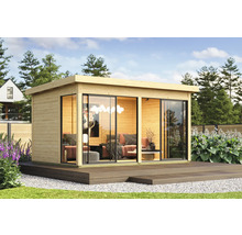 Modernes Gartenhaus mit Schiebetüren und Holzterrasse im Garten.