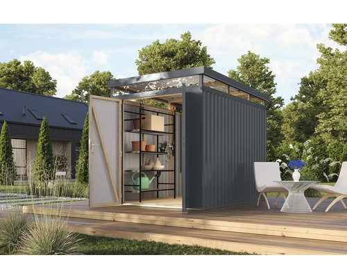 Gartenschrank mit Regalen auf einer Holzterrasse