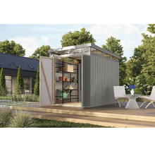 Gartenhaus mit Regalen und geöffneter Tür auf einer Holzterrasse