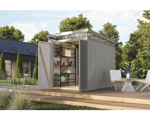 Gartenhaus mit Regalen und geöffneter Tür auf einer Holzterrasse