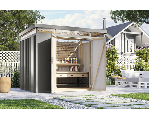 Gartenhaus mit Werkbank und geöffneten Türen im Garten