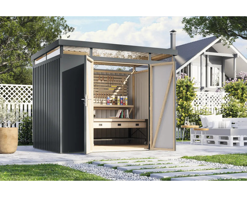 Gartenszene mit Gerätehaus, Werkbank und Gartengestaltung