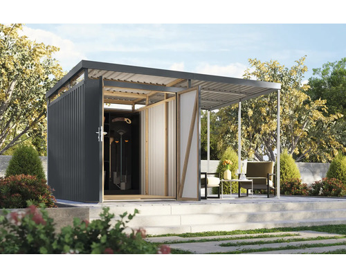 Gartenhaus mit geöffneten Türen und integriertem Unterstand auf einer Terrasse mit Gartenmöbeln