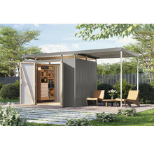 Gartenszene mit Gerätehaus und Sitzbereich unter einem Dach