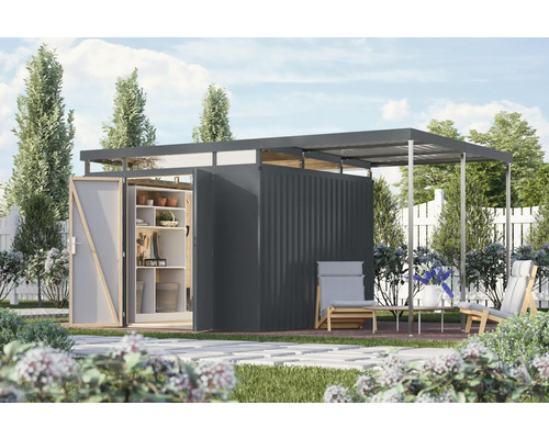 Gartenszene mit Geräteschuppen, Regenschutzdach und Gartenmöbeln auf einer Terrasse