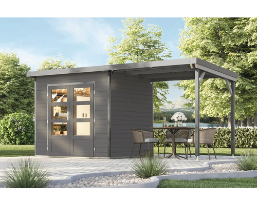 Gartenhaus mit überdachter Terrasse und Gartentisch auf gepflastertem Untergrund.