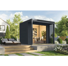 Modernes Gartenhaus mit Schiebetür und Holzverkleidung, umgeben von einer Terrasse mit Liegestühlen