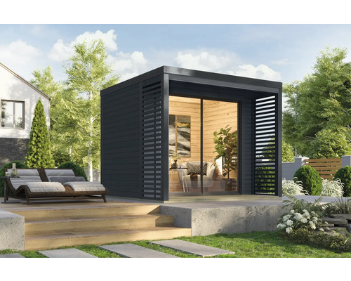 Modernes Gartenhaus mit Schiebetür und Holzverkleidung, umgeben von einer Terrasse mit Liegestühlen