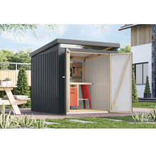 Gartenhaus mit Werkbank und geöffneter Tür im Garten