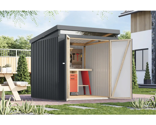 Gartenhaus mit Werkbank und geöffneter Tür im Garten