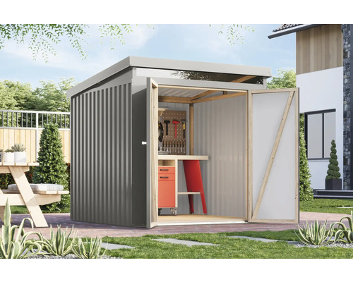 Garten Szene mit Gerätehaus aus Metall mit geöffneter Tür und Werkbank