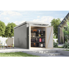 Metall Gartenhaus mit Regalen und geöffneter Tür im Außenbereich