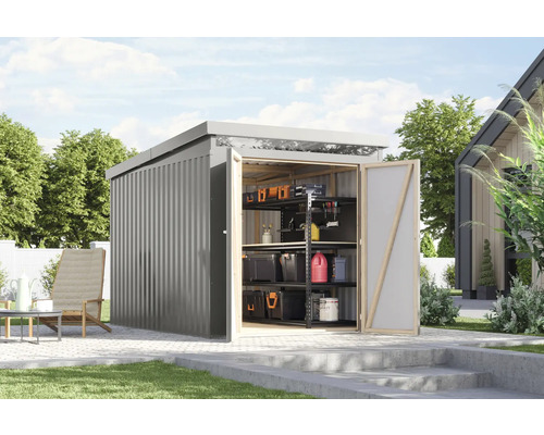 Metall Gartenhaus mit Regalen und geöffneter Tür im Außenbereich