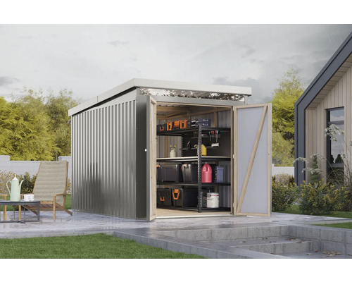 Metall Geräteschuppen mit Regalen und geöffneter Tür im Garten