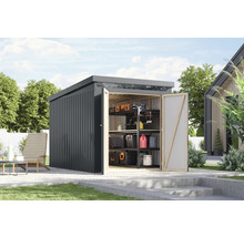 Gartenschuppen mit geöffneter Tür und Regalen zur Aufbewahrung im Garten.